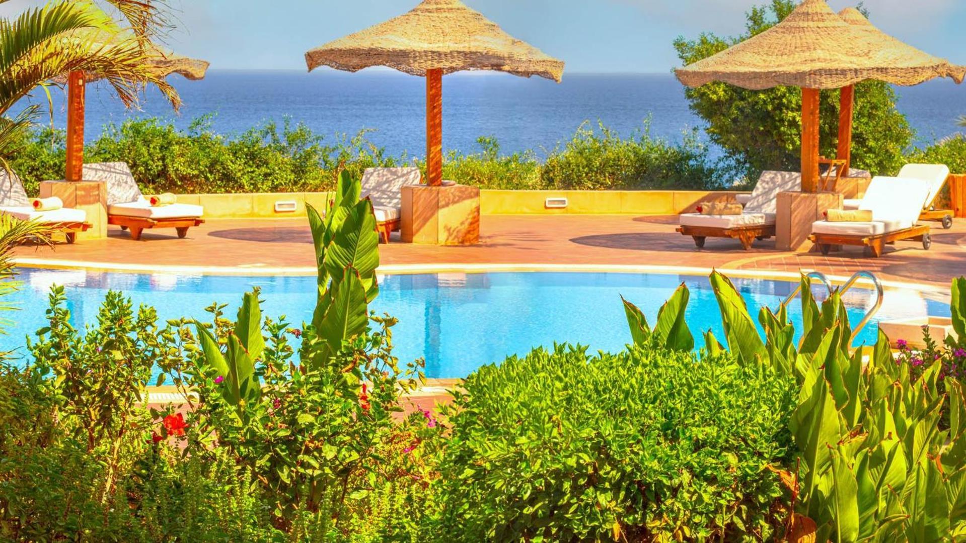 שארם א-שייח Domina Coral Bay Resort, Diving , Spa & Casino מראה חיצוני תמונה A pool at a resort