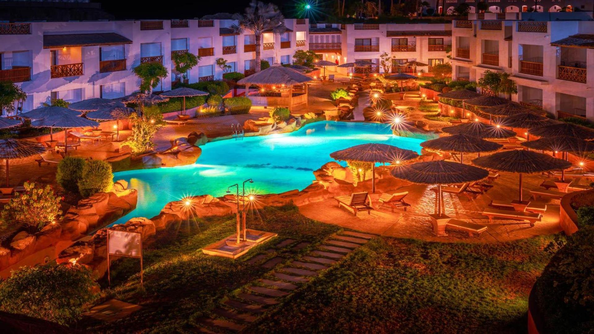 שארם א-שייח Domina Coral Bay Resort, Diving , Spa & Casino מראה חיצוני תמונה The resort at night