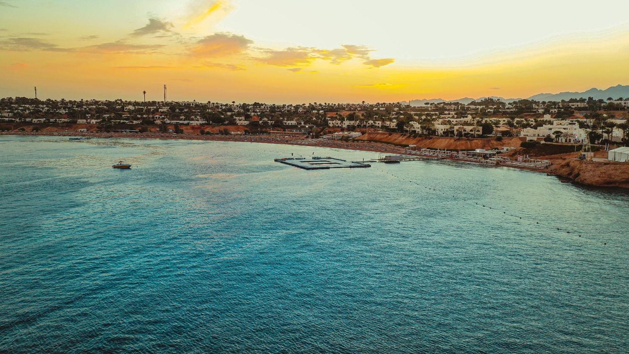 שארם א-שייח Domina Coral Bay Resort, Diving , Spa & Casino מראה חיצוני תמונה Sunset over the Gulf of Aqaba